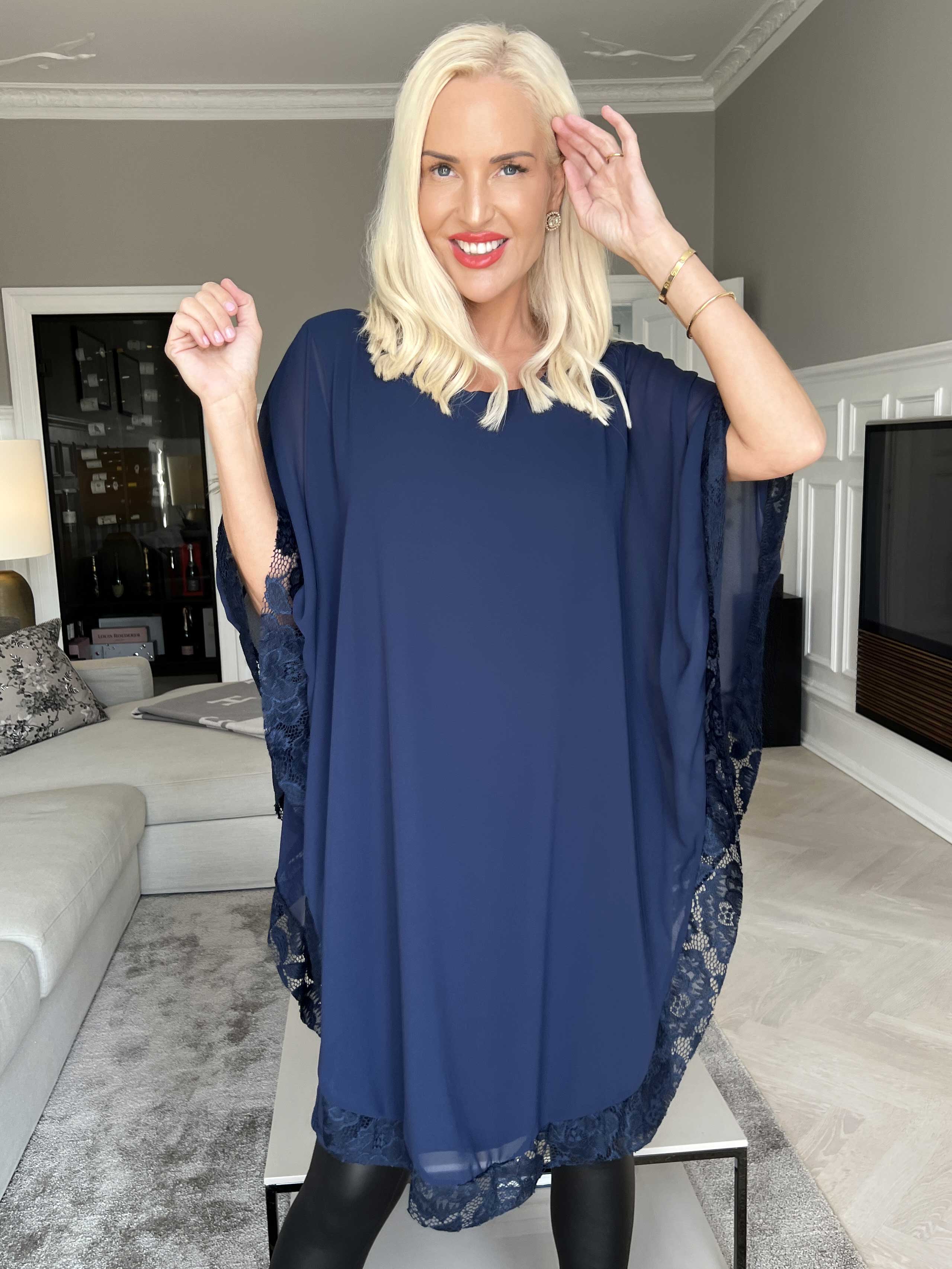 Kenya Edge - Tunikaklänning med chiffonglager och spetskant